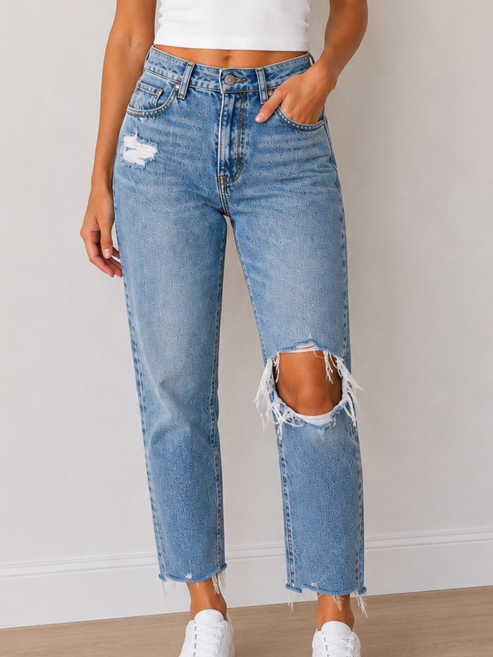 American Eagle Mom Jeans High Rise Distressed Light Wash Raw Hem Size 4